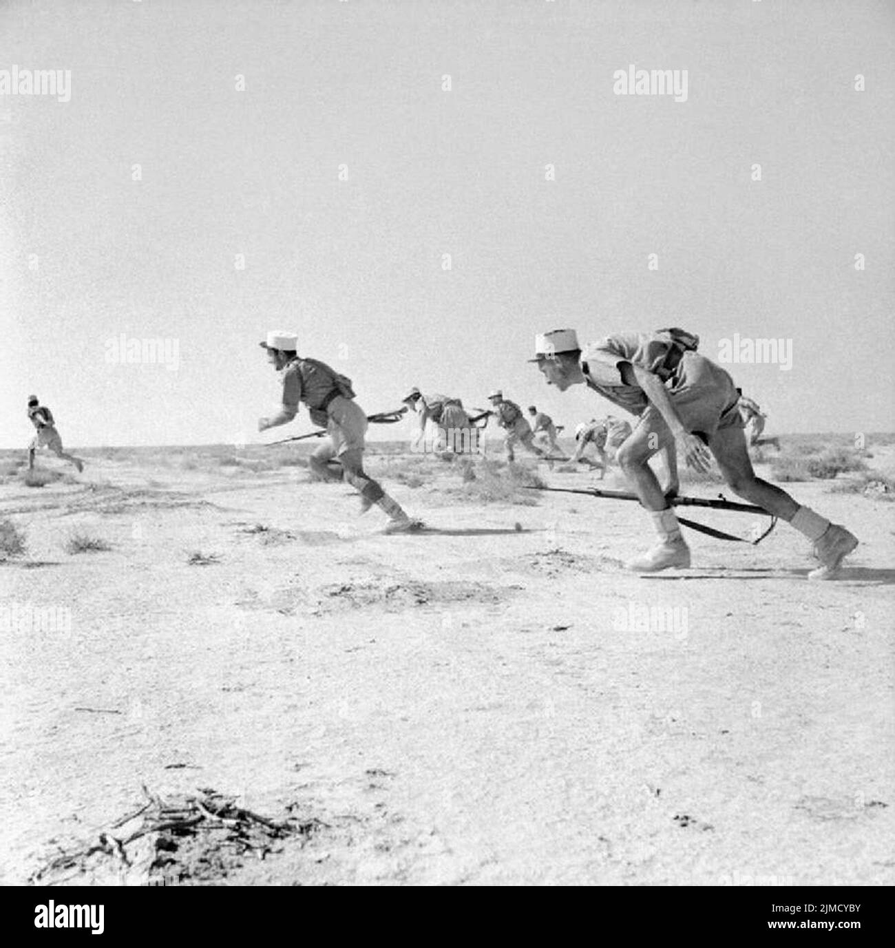 Freie französische ausländische Legionäre, die während der Schlacht von Bir Hakeim eine Achsenhochburg anführen (Libyen, Juni 1942). Stockfoto