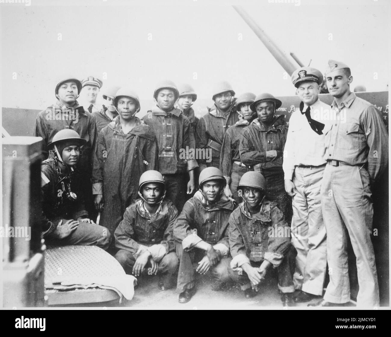 Afroamerikanische Haushalter (Stewards Assistants), die im jahr WW2 zusätzliche Aufgaben als Schütze an Bord eines amerikanischen Kreuzers übernommen haben Stockfoto