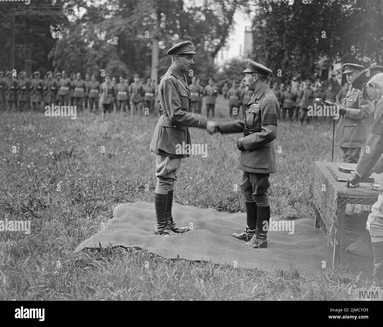 König George V investierte den zweiten Leutnant Cecil Leonard Knox von der 150. Field Company, Royal Engineers, mit dem Victoria-Kreuz im Hauptquartier der Zweiten Armee. Blendecques, 6. August 1918. Stockfoto