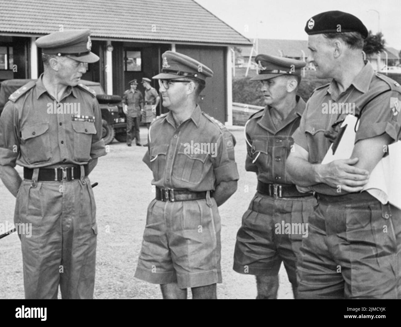 Eine Gruppe australischer Armeeoffiziere in Singapur mit Badcoe in der Mitte, die eine Brille trägt. Peter John Badcoe wurde für seinen Einsatz während des Vietnamkrieges mit dem Victoria-Kreuz ausgezeichnet. Stockfoto