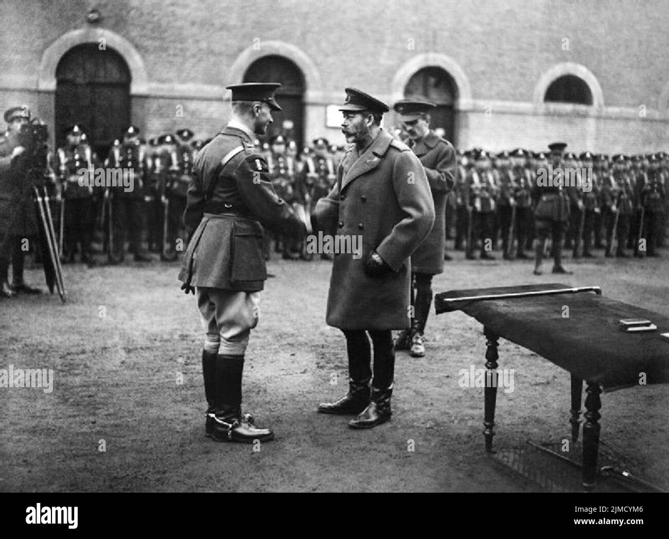 Daniel Marcus William Schnabel wird von König George V in Valenciennes mit dem Victoria-Kreuz überreicht. Stockfoto