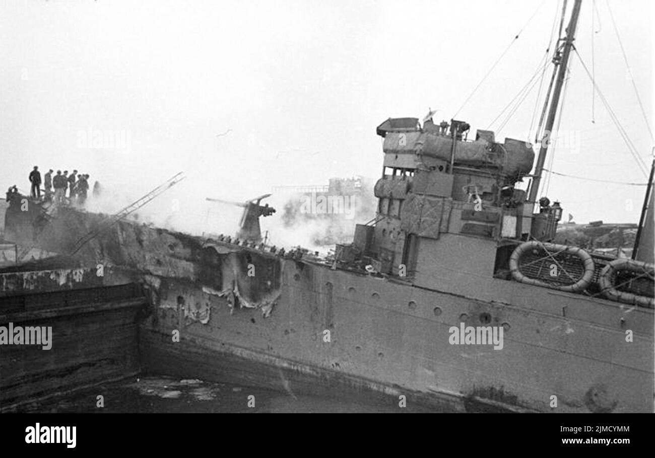 HMS Campbelltown krümmt sich während des wagemutigen Razzia in St. Nazaire in die Hafentore von St. Nazaire. Das Schiff wurde mit Sprengstoff gepackt und die Explosion brachte das Trockendock für den ersten Kriegsbeginn außer dienst. Stockfoto