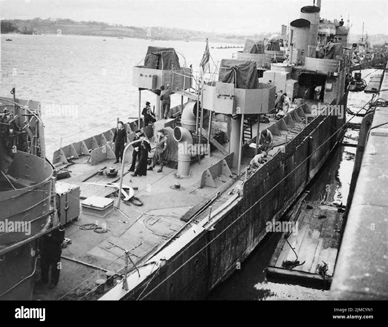 HMS Campbeltown wird für die Razzia umgebaut. Es gibt zwei Reihen von Panzerplatten auf jeder Seite des Schiffes und der Oerlikon-Befestigungen. Zwei ihrer Trichter wurden entfernt, die übrigen beiden wurden schräg geschnitten. Stockfoto