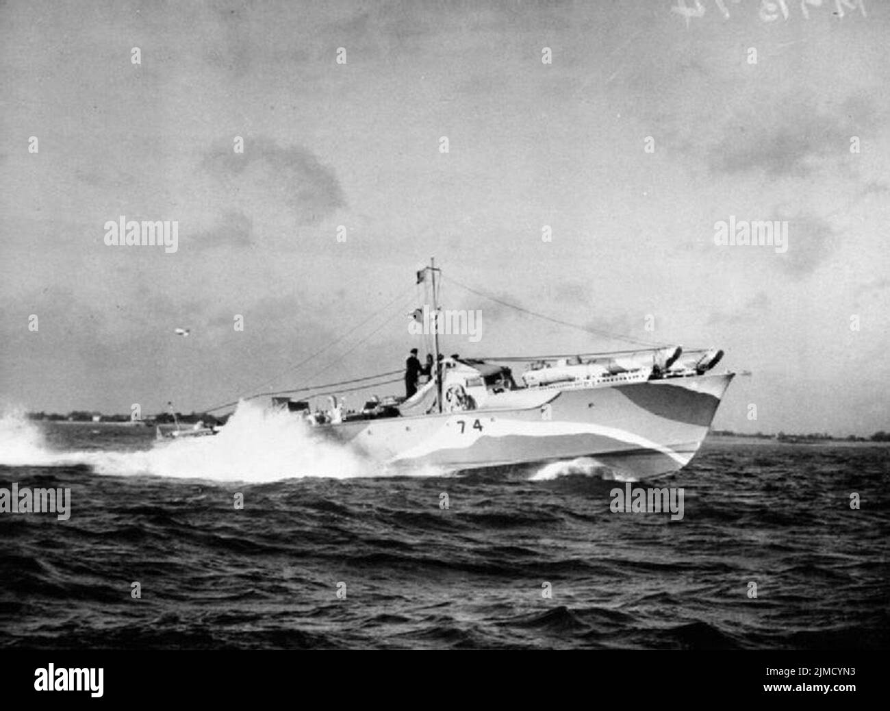 MTB 74 hatte ihre Torpedo-Rohre auf dem Vorschiff montiert, damit sie über Anti-Torpedo-Netze abgefeuert werden konnten. Dieses Motortorpedos wurde während des wagemutigen Razzia in St. Nazaire eingesetzt Stockfoto