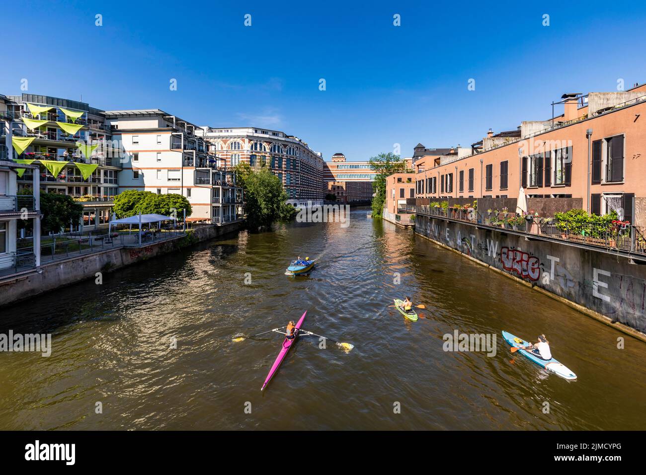 Verschiedene Boote bei den Buntgarnwerken auf der Weißen Elster, Wohnungen, Bezirk Plagwitz, Leipzig, Sachsen, Deutschland Stockfoto