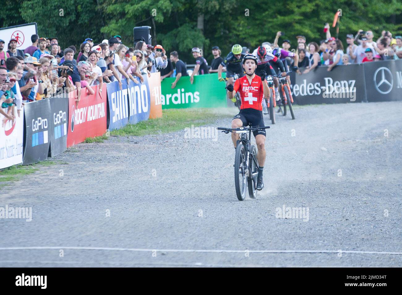 05. August 2022: Filippo Colombo (1), Sieger des Cross-Country-Kurzstrecken-Rennens der Herren, feiert die letzte Etappe des Mercedes-Benz UCI Mountain Bike World Cup 2022 in Mont-Sainte-Anne in Beaupre, Quebec, Kanada. Daniel Lea/CSM Stockfoto