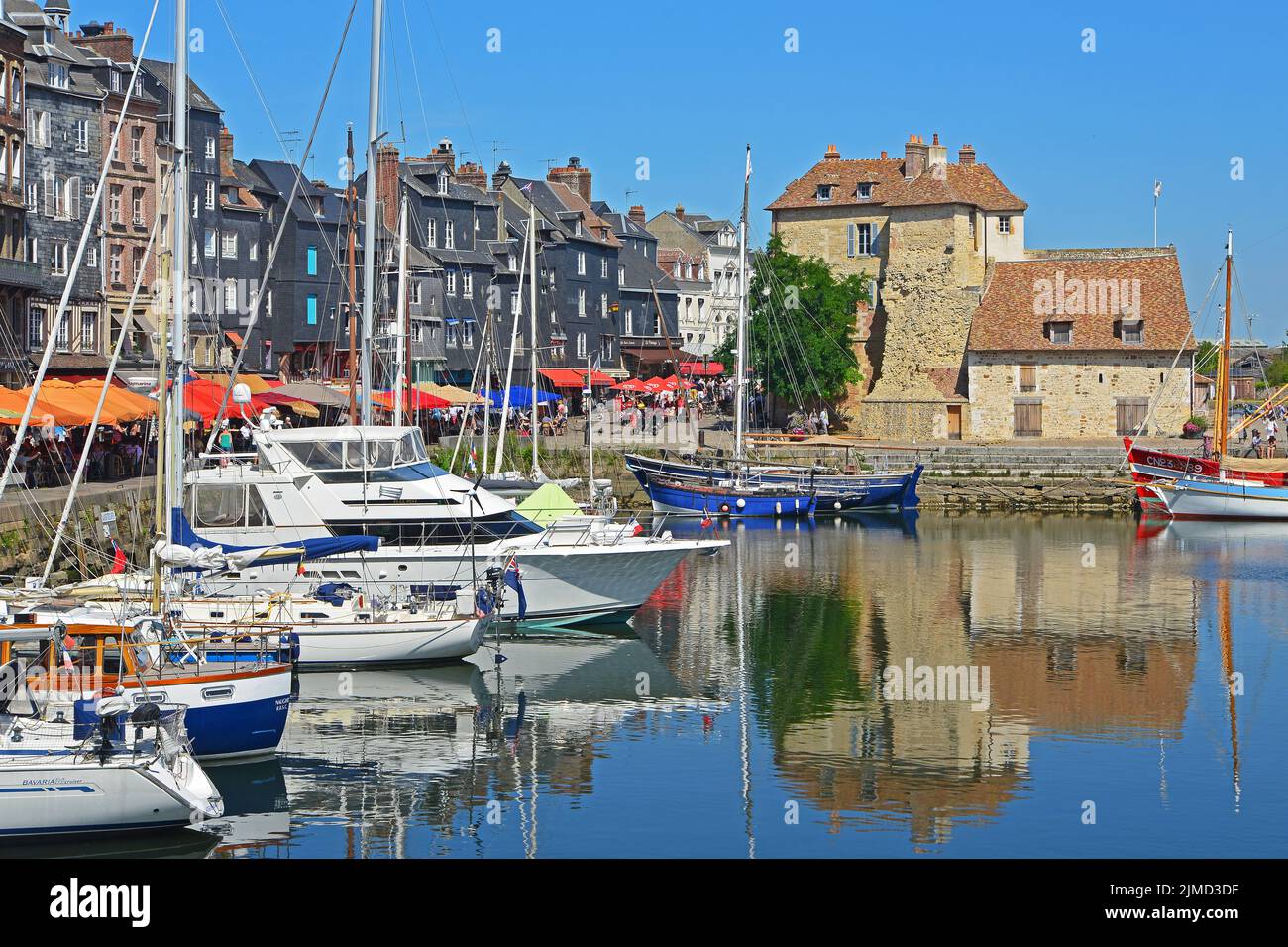 Vieux Port und La Lieutenance in Honfleur, Frankreich Stockfoto