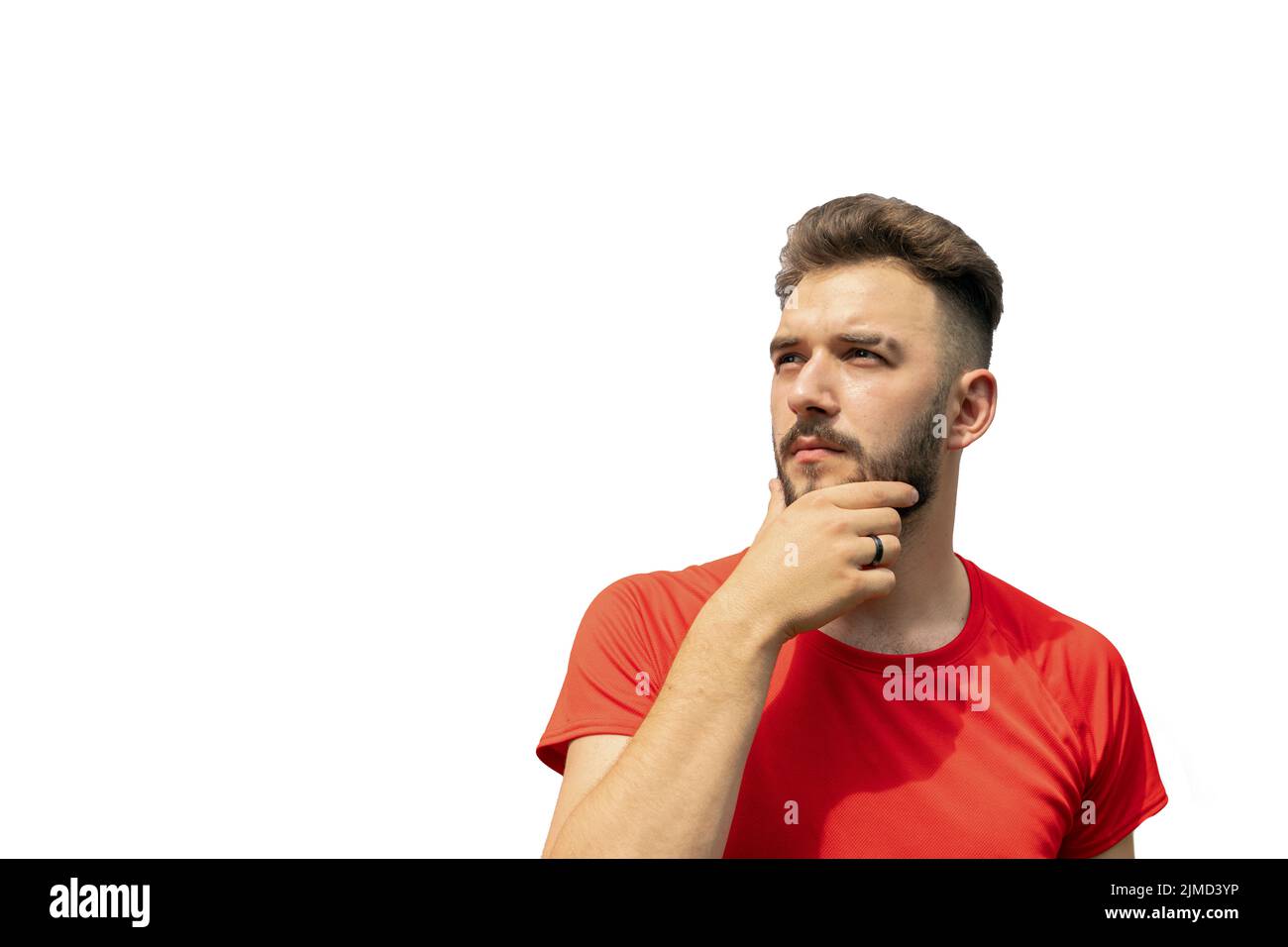 Taille von jungen bärtigen Mann in rot stehend isoliert auf weißem Hintergrund Stockfoto