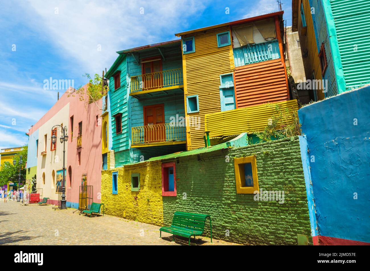 Leuchtende Farben von Caminito, dem farbenfrohen Straßenmuseum im Viertel La Boca in Buenos Aires, Argen Stockfoto