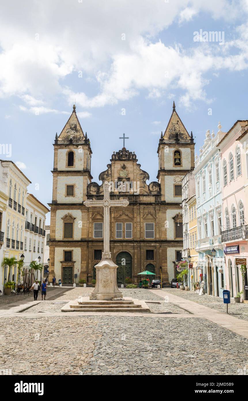 Helle sonnige Aussicht auf das historische Touristenzentrum von Pelourinha, Salvador da Bahia, Brasilien mit Stockfoto