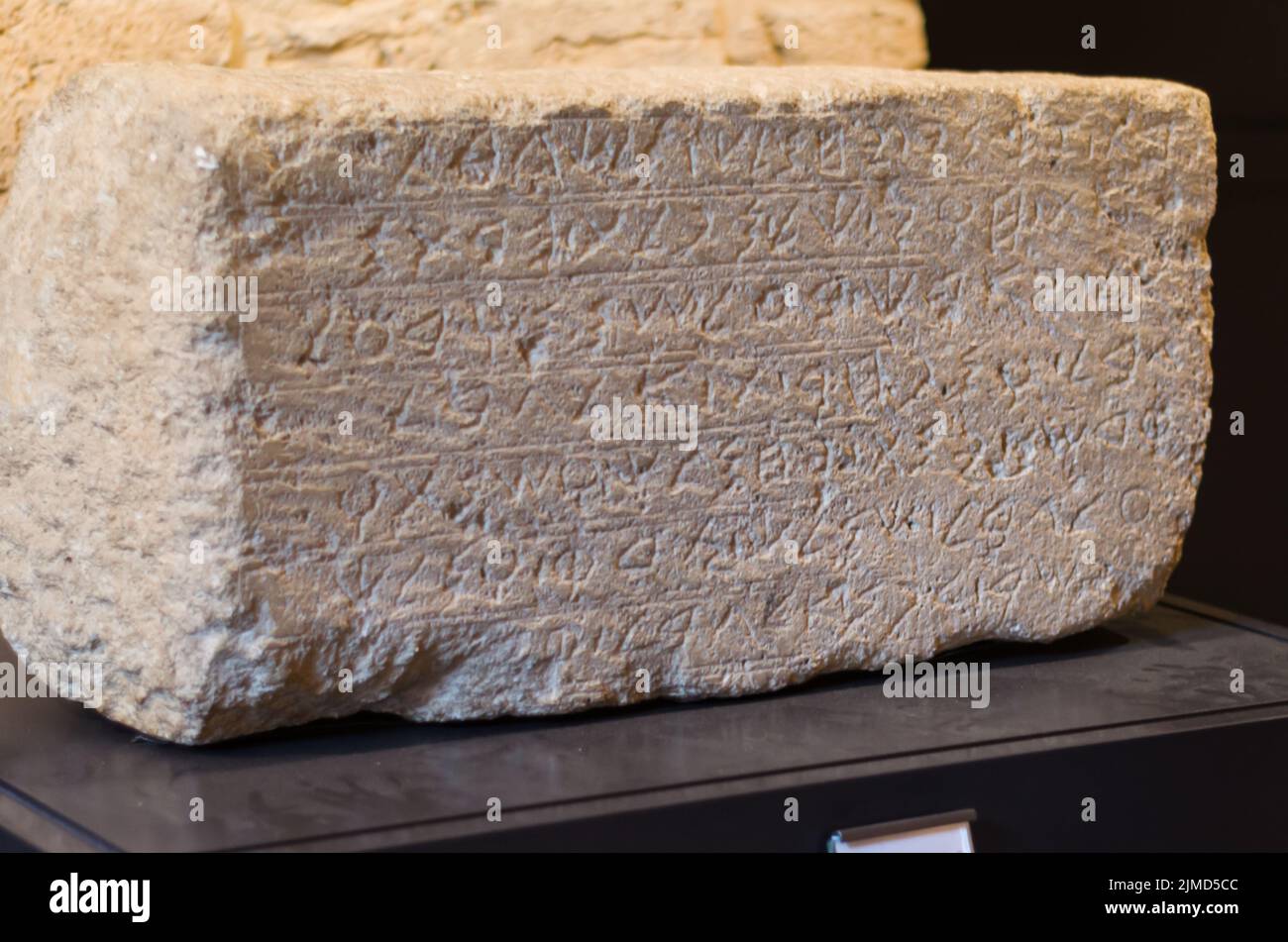 Stein mit dem phönizischen Alphabet in Byblos, Libanon. Das phonetische Alphabet war das Precu Stockfoto
