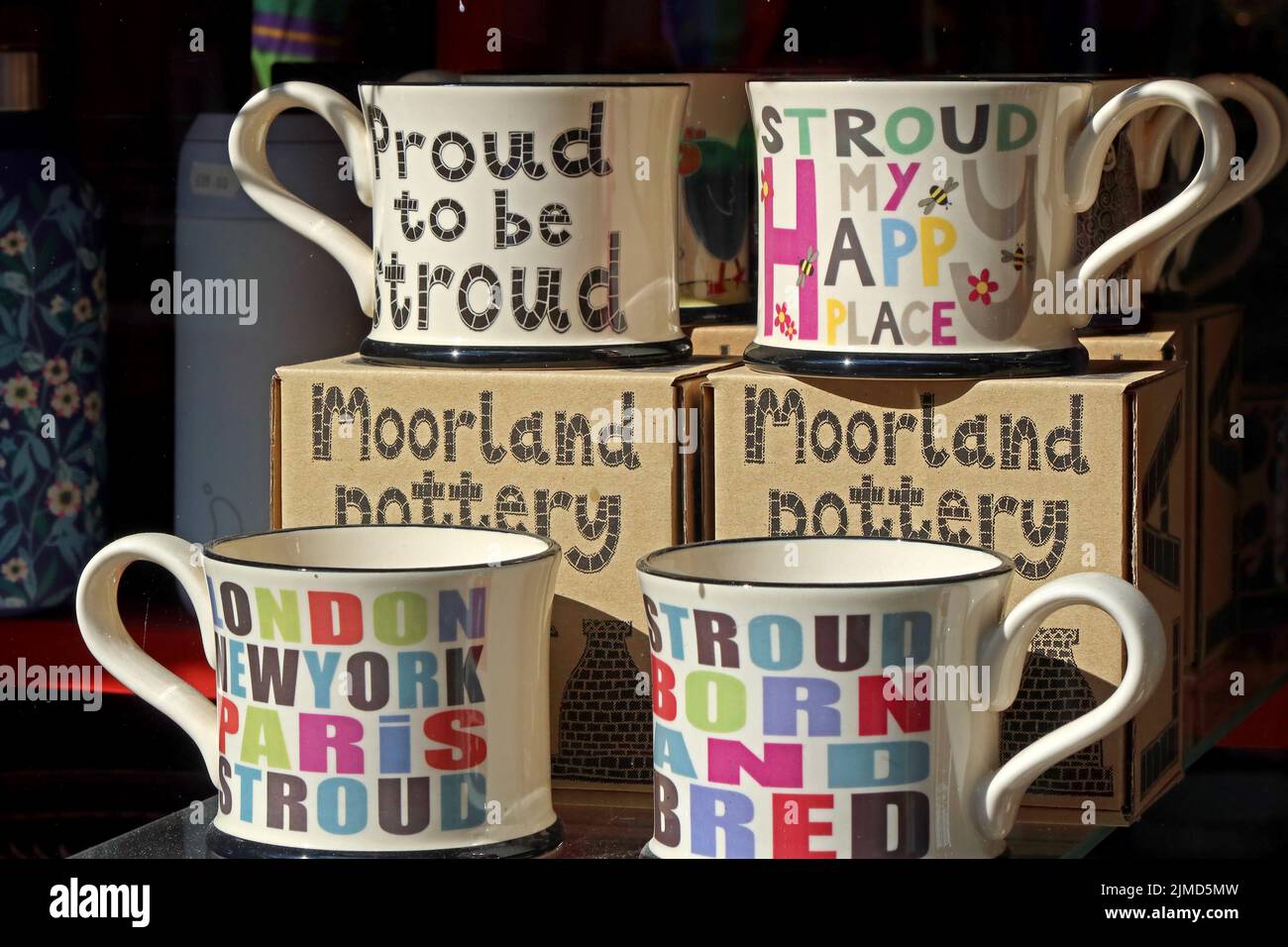 Moorland Pottery - stolz darauf, Stroud Tassen und Tassen zu sein, in einem Geschäft im Stadtzentrum, Stroud, Gloucestershire, England, Großbritannien Stockfoto