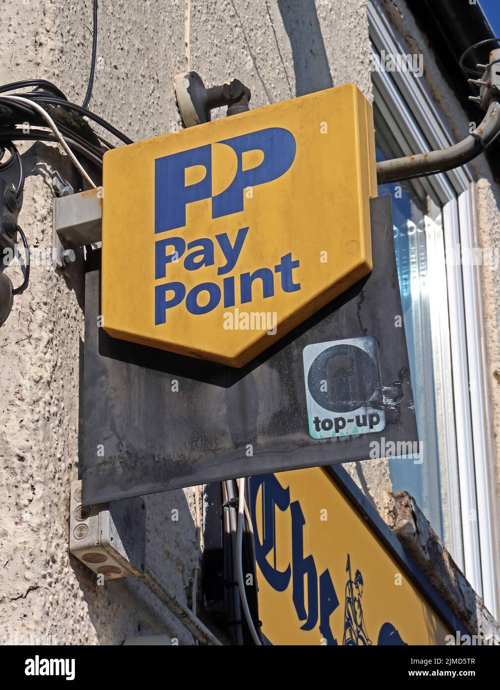 Traditioneller zeitungskiosk, Pay Point, Acre Street Stores, in Stroud, Gloucestershire, ENGLAND, GROSSBRITANNIEN, GL5 1DR Stockfoto