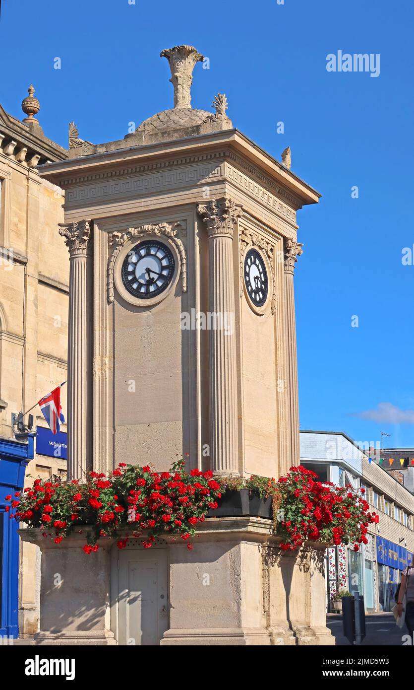 Die William Thomas Sims Clock im Stadtzentrum von Stroud – vier Uhren, Kreuzung von Kendrick Street, George Street, Russell Street und London Road Stockfoto