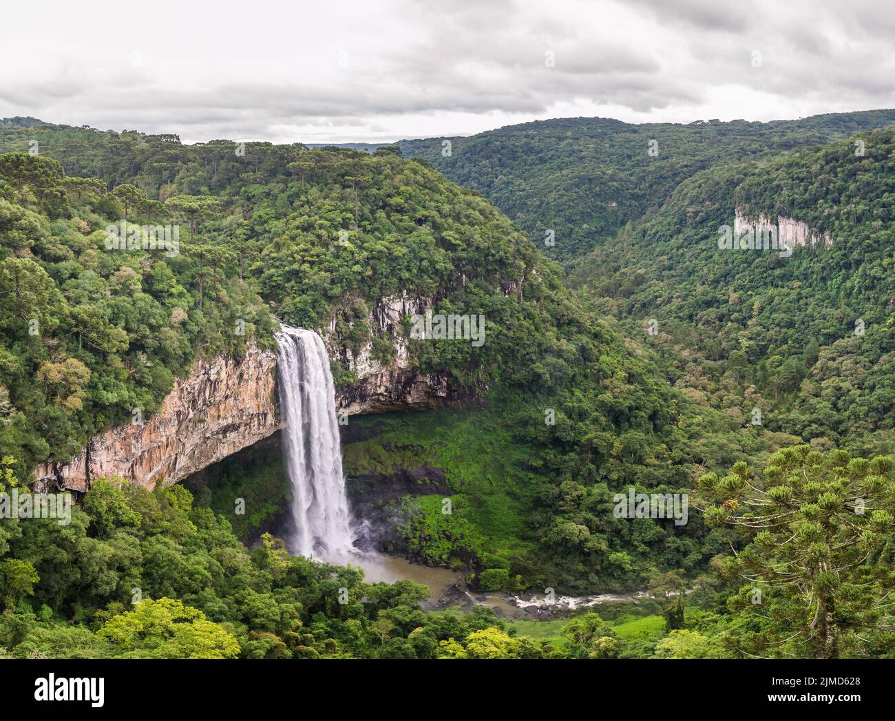 Schöne Aussicht von Caracol Wasserfall (Schnecke Wasserfall) - Canela - Rio Grande do Sul - Brasilien Stockfoto