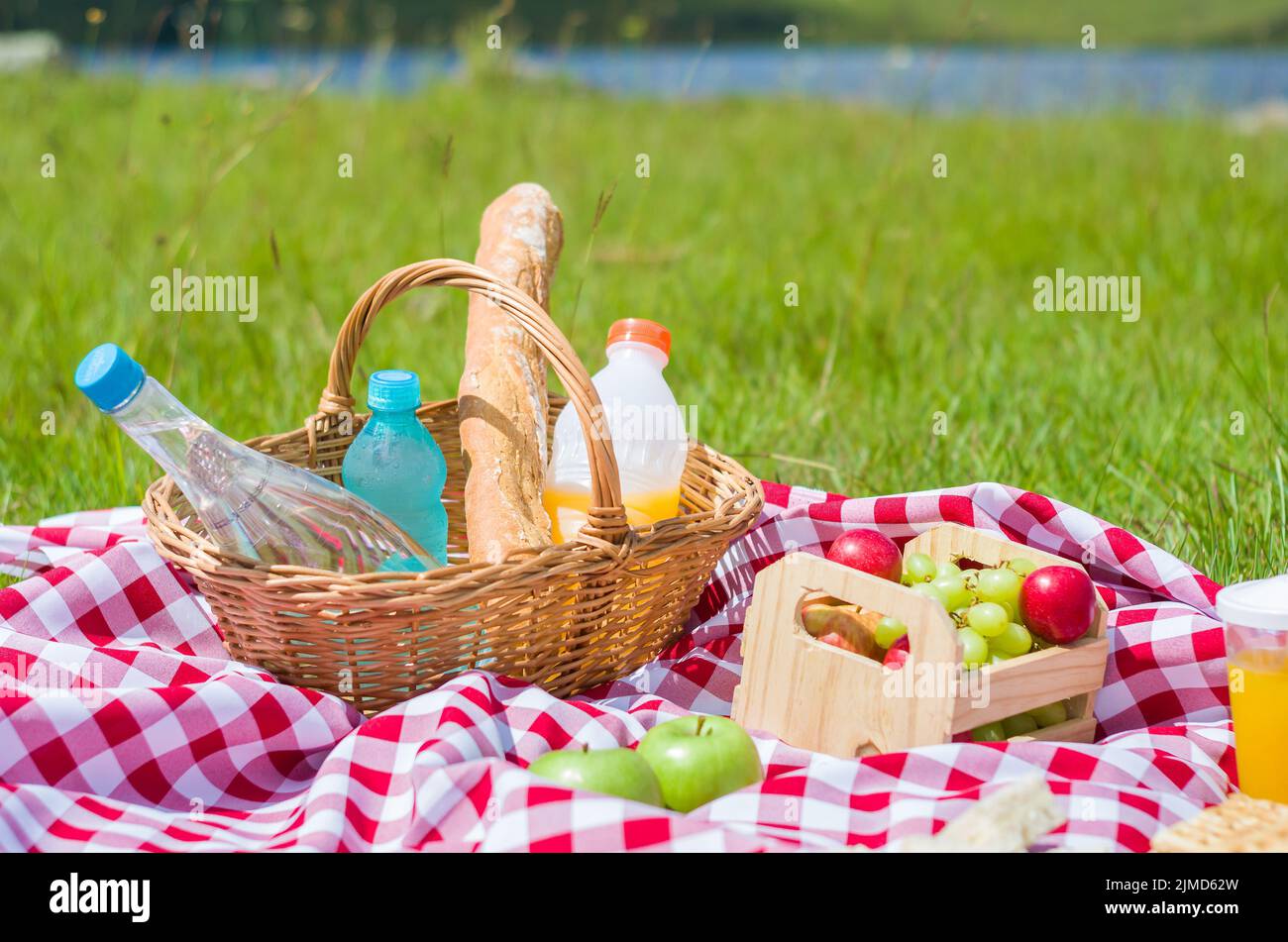 Tolles Konzept der Pic-nic, Pic-nic mit Obst und Saft auf grünen Rasen mit schöner Aussicht Stockfoto