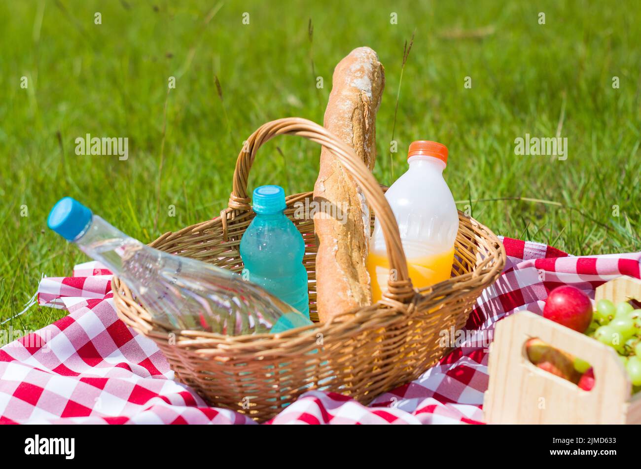 Tolles Konzept der Pic-nic, Pic-nic mit Obst und Saft auf grünen Rasen mit schöner Aussicht Stockfoto