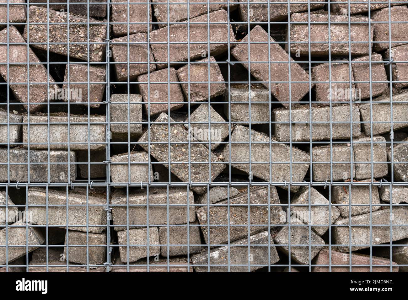 Steinmauer aus Betonziegeln und Maschendraht Stockfoto