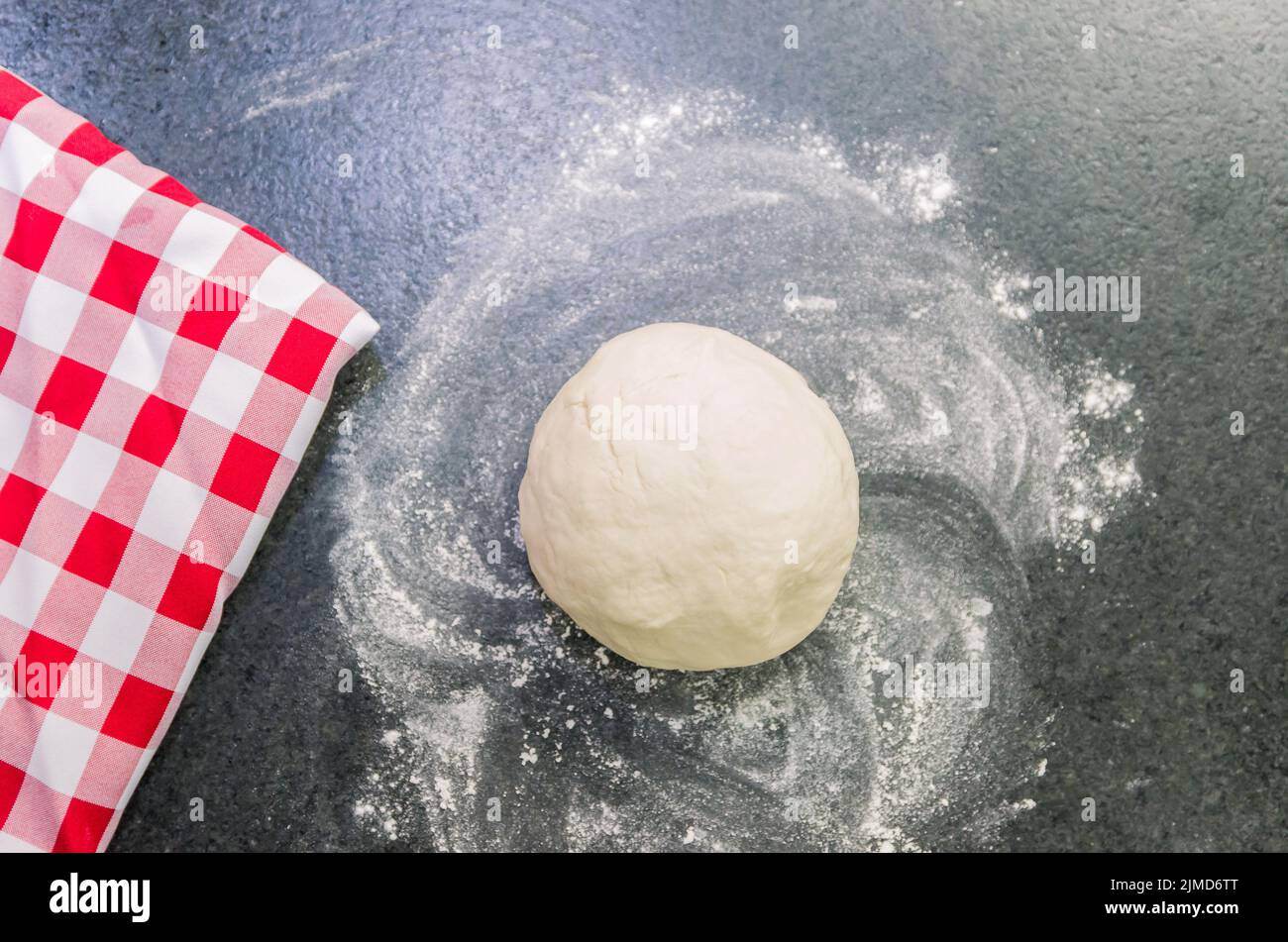 Zubereitung von Pizza Teig, Teig ruht. Stockfoto