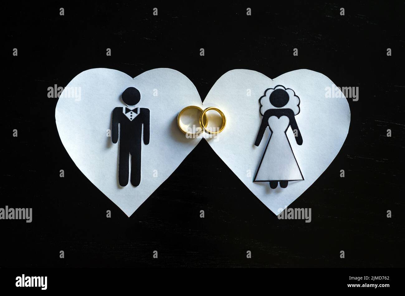 Großes Konzept von Liebe, Ehe und Mittäterschaft. Papeu Clipping, Herzform mit Braut und Bräutigam ins Stockfoto