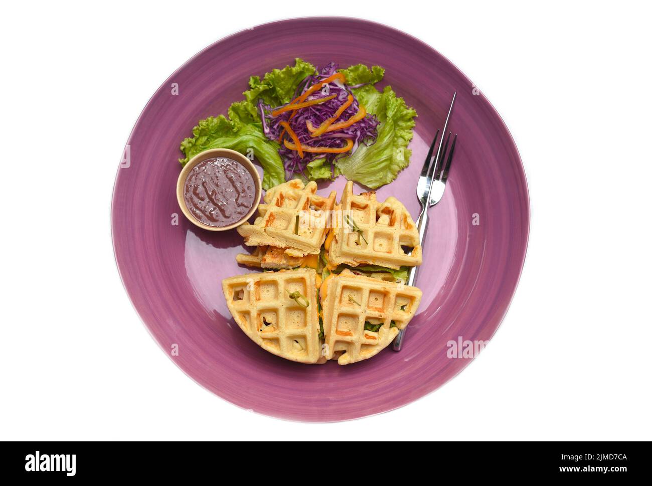 Belgische Waffeln mit Grüns auf violettem Teller isoliert auf weißem Hintergrund Stockfoto