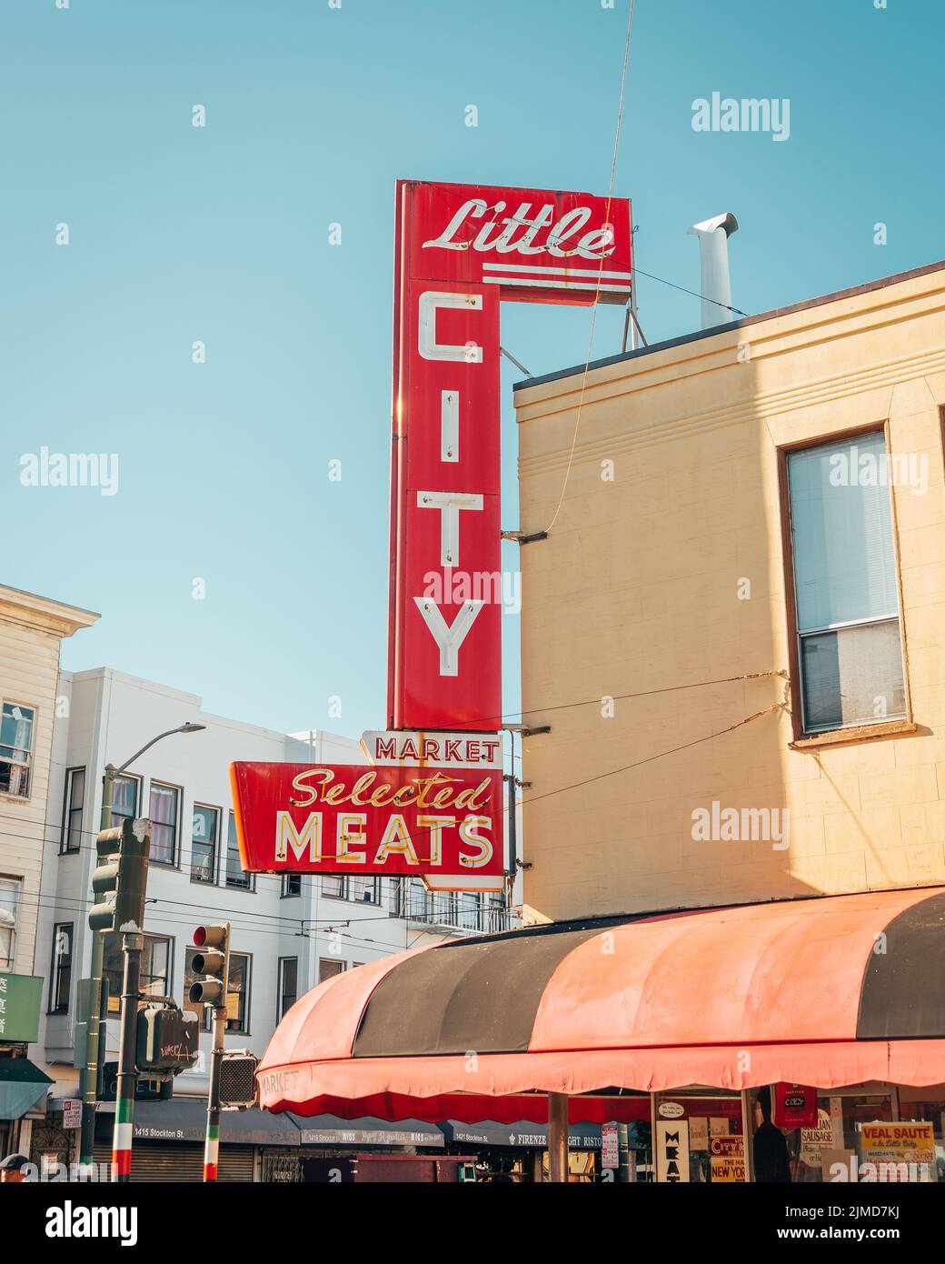Leuchtendes rotes Vintage Little City Market Schild, in North Beach, San Francisco, Kalifornien Stockfoto