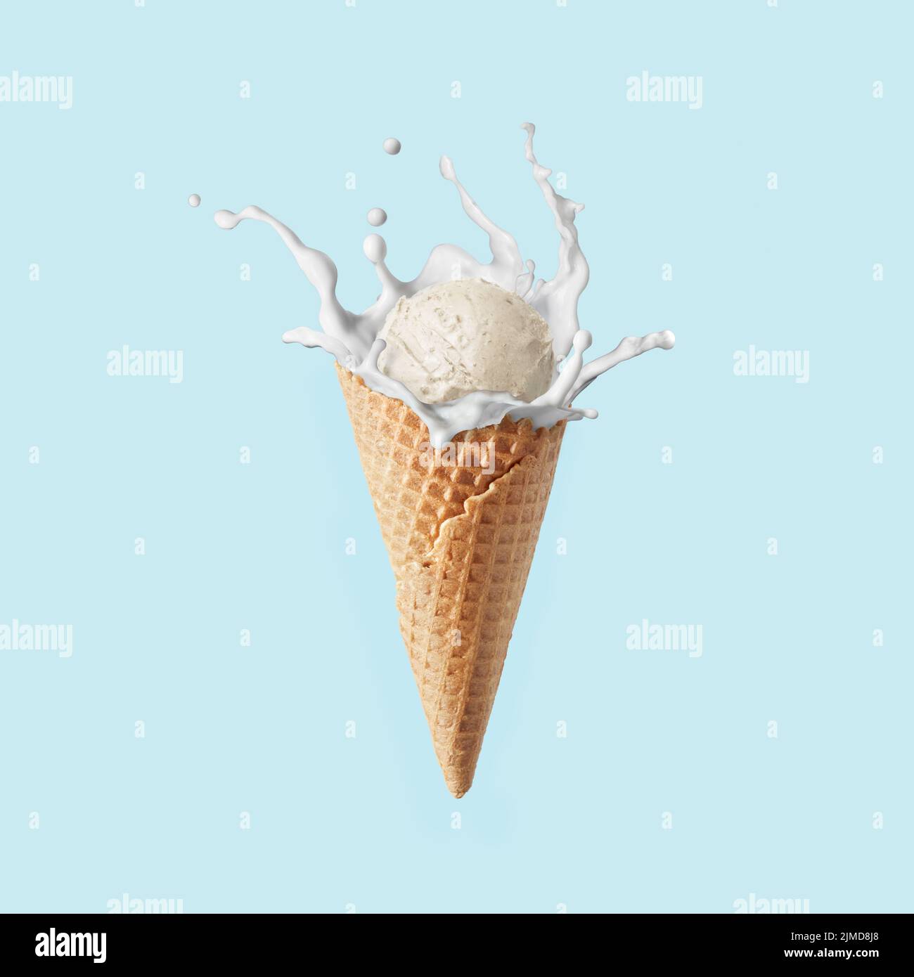 Frisches natürliches Eis in Mais mit Milch vor pastellblauem Hintergrund. Stockfoto