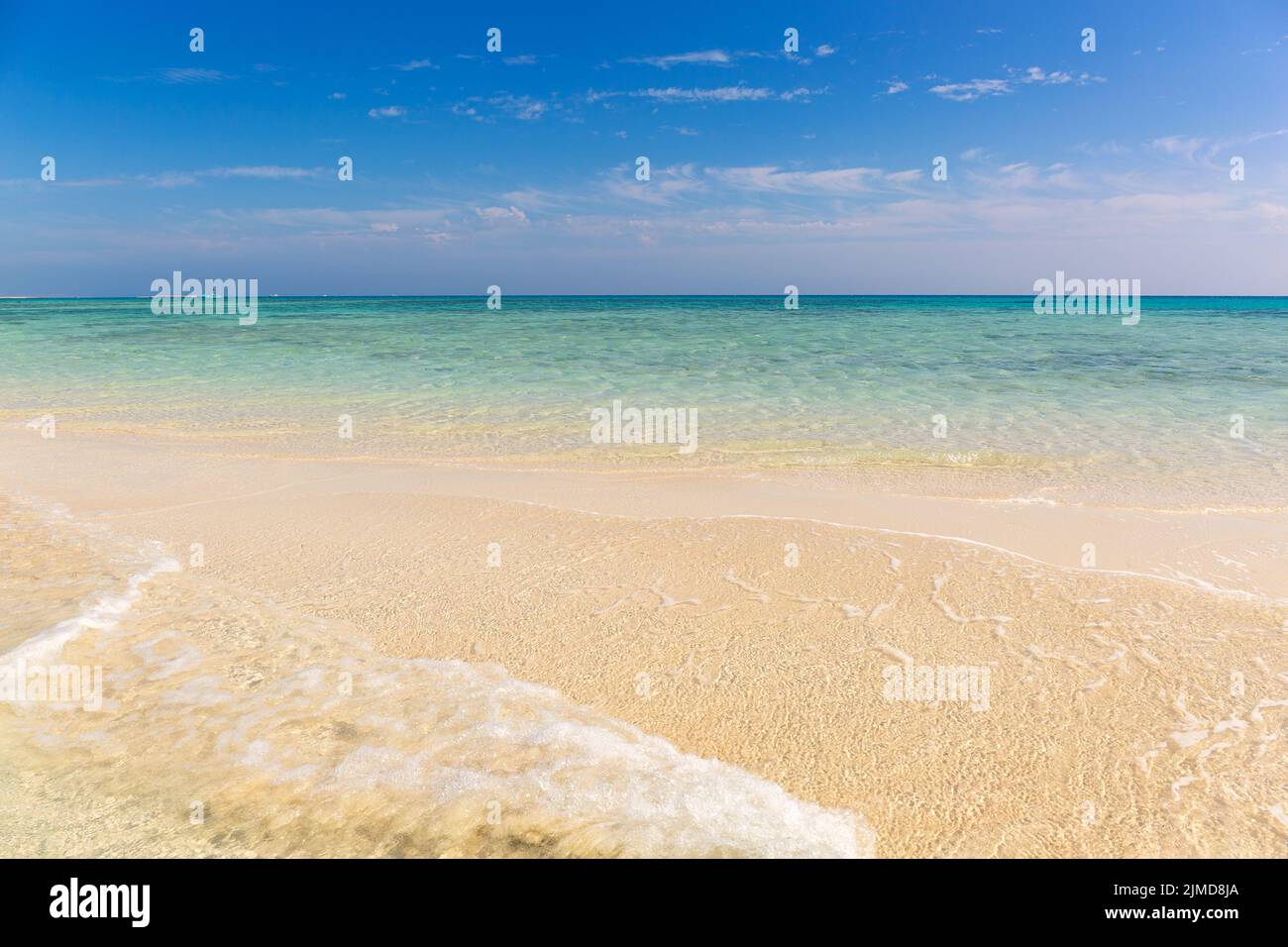 Weißer Sandstrand am Strand Stockfoto