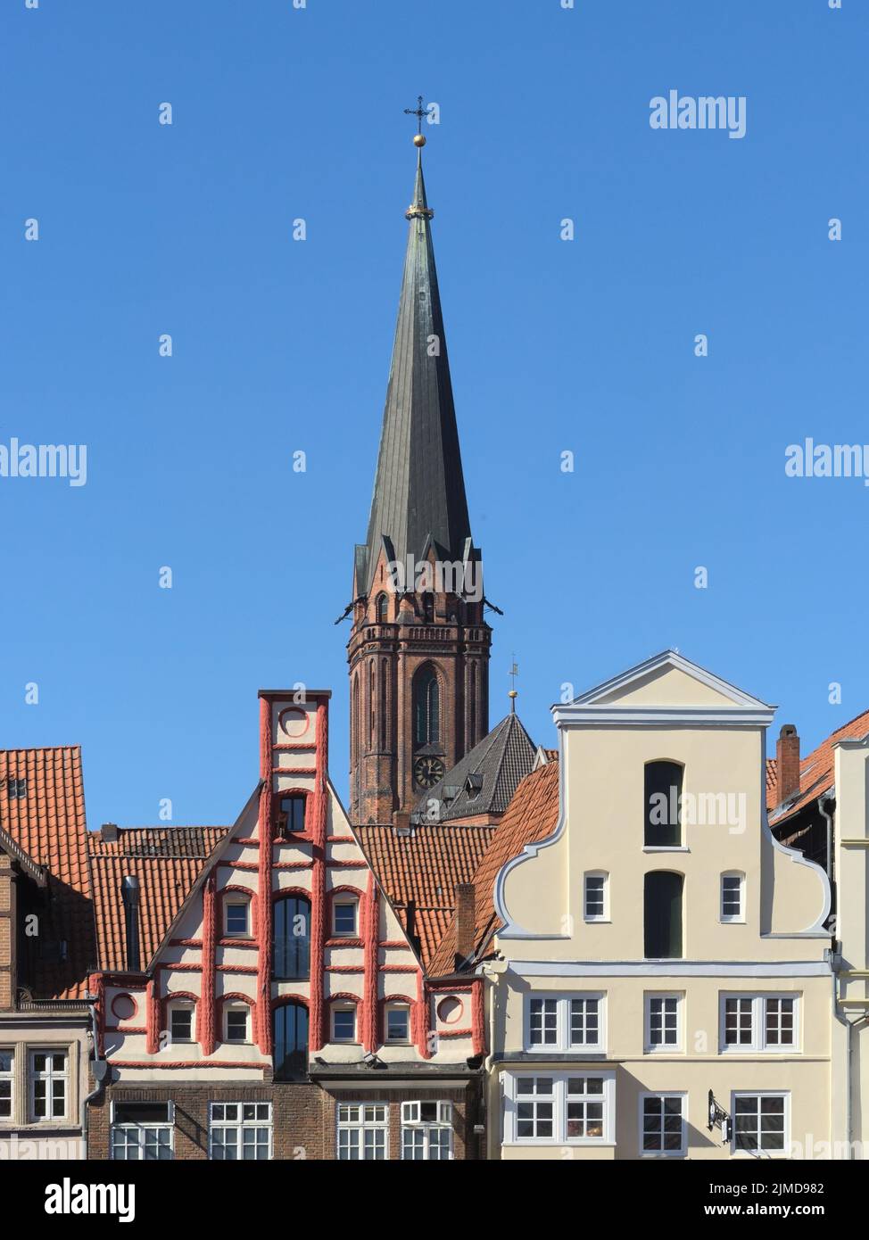 LÃ¼neburg - Historische Giebel vor der St. Nicolai Kirche, Deutschland Stockfoto