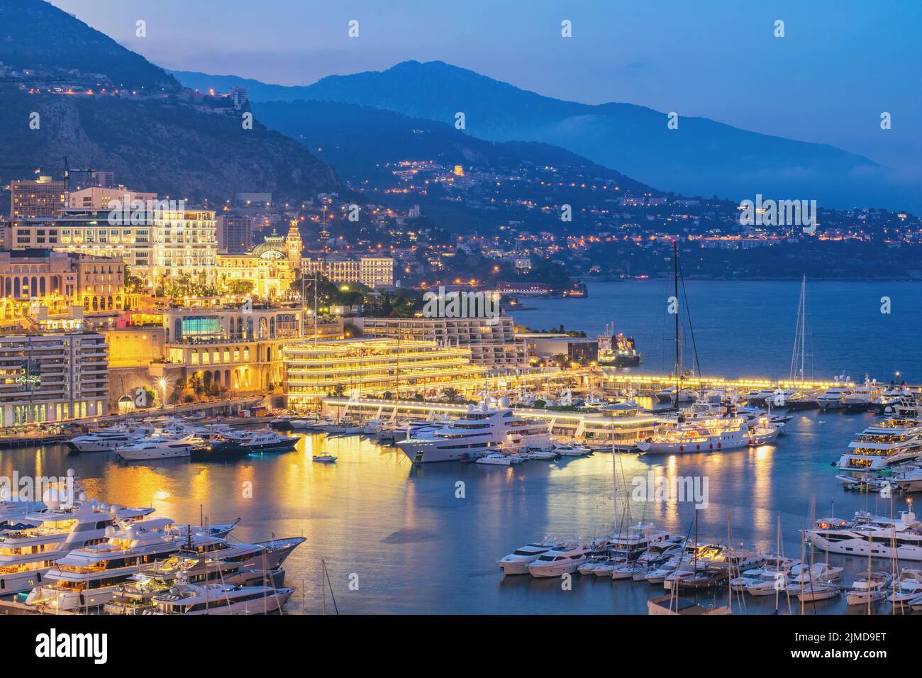 Monte Carlo Monaco, Nacht der Skyline der Stadt im Hafen von Ville Stockfoto