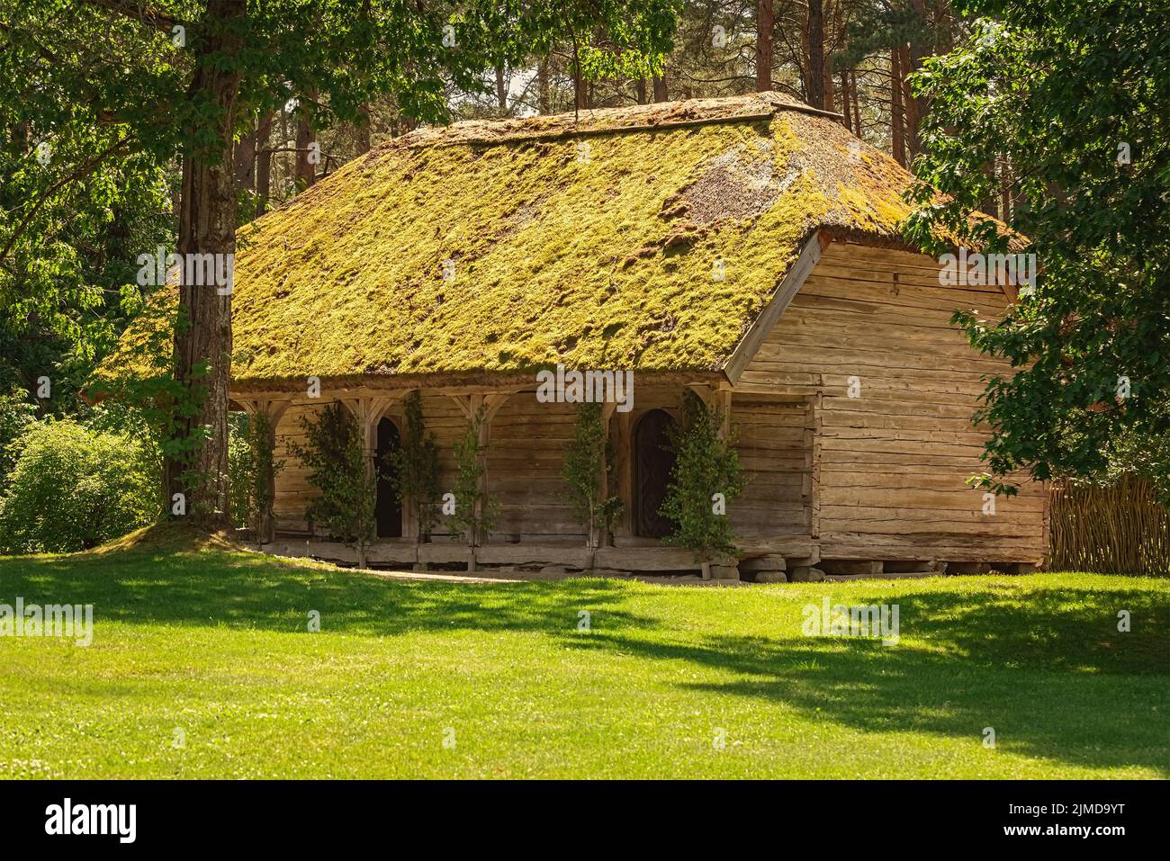 Altes Haus in ländlicher Umgebung Stockfoto