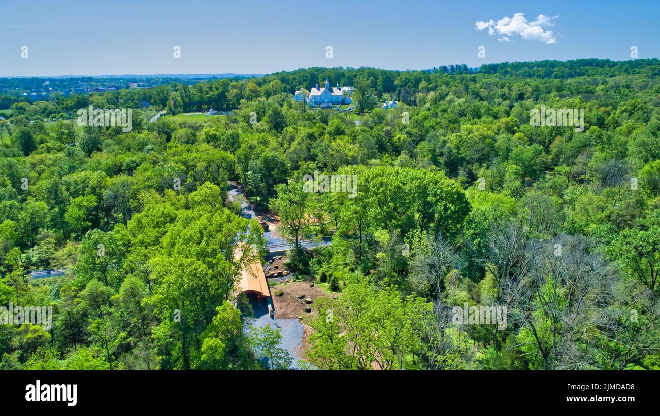 Luftaufnahme einer restaurierten überdachten Brücke und Steinarbeiten Stockfoto