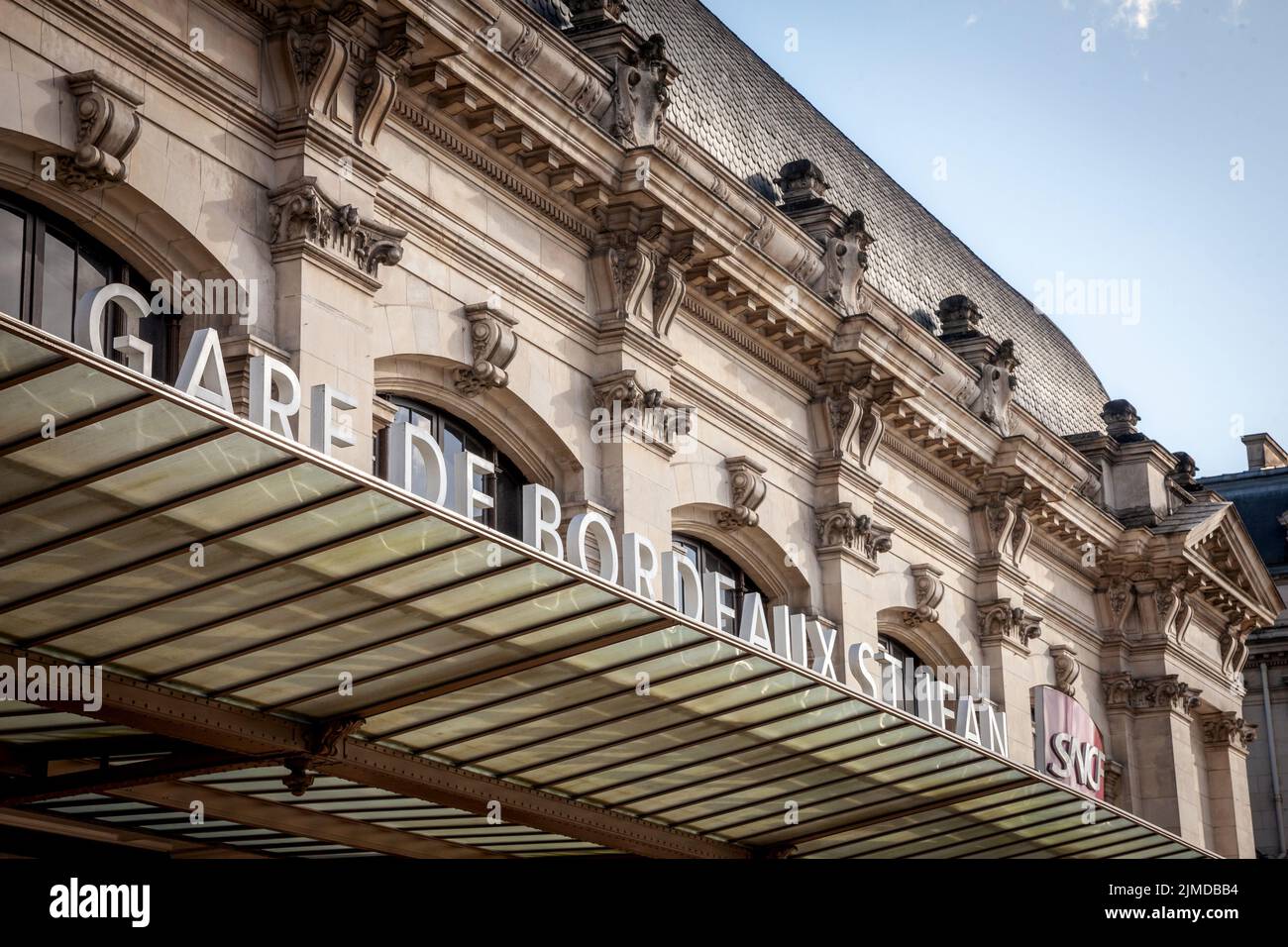 Bild vom Eingang des Bahnhofs Bordeaux Saint Jean, der SNCF gehört. Bordeaux-Saint-Jean oder früher Bordeaux-Midi ist die wichtigste Eisenbahnstation Stockfoto