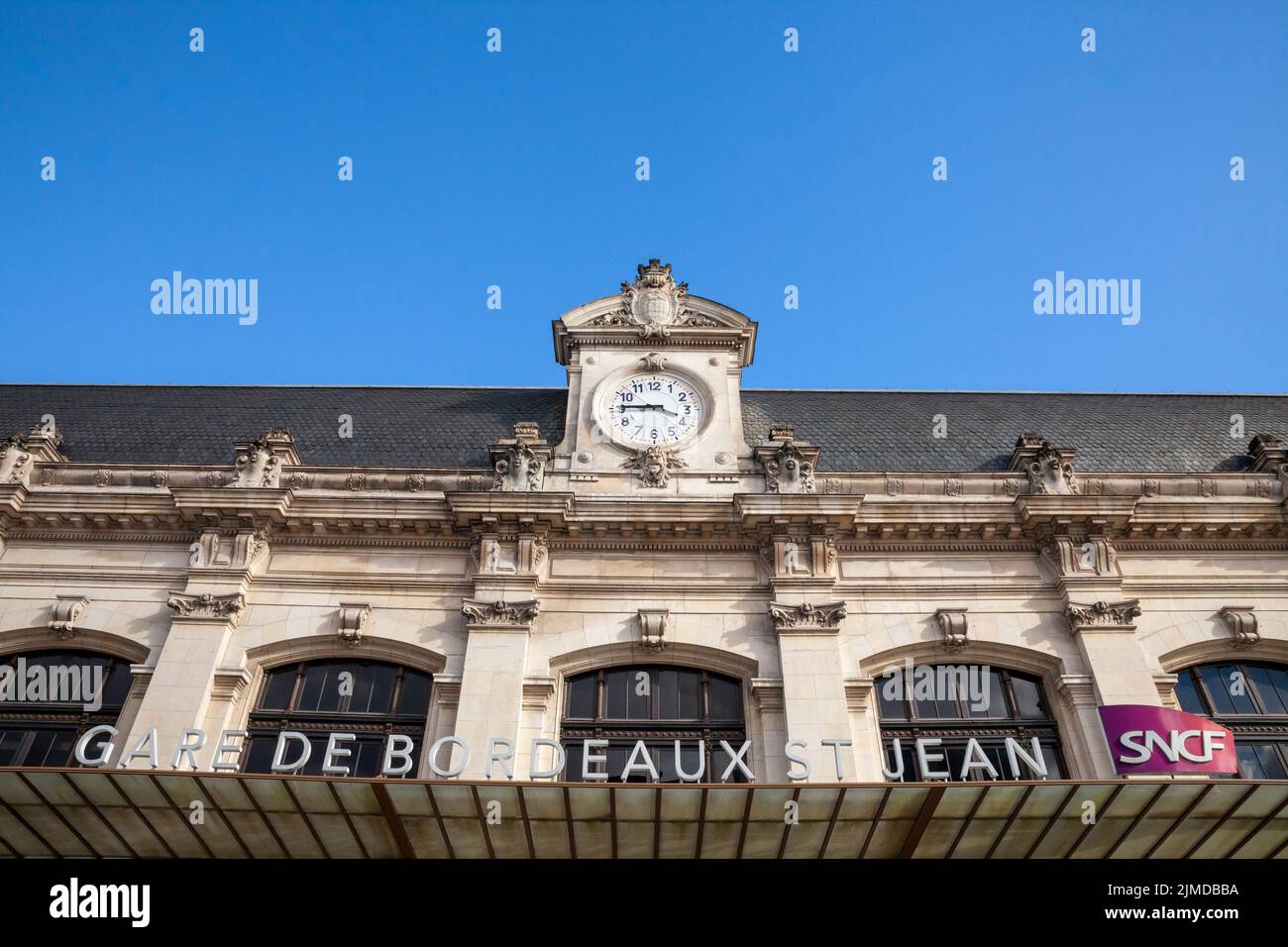 Bild vom Eingang des Bahnhofs Bordeaux Saint Jean, der SNCF gehört. Bordeaux-Saint-Jean oder früher Bordeaux-Midi ist die wichtigste Eisenbahnstation Stockfoto