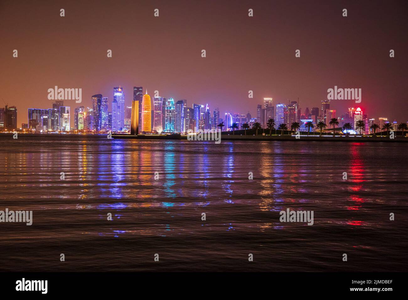 Epischer Blick auf die Skyline von Doha bei Nacht Stockfoto