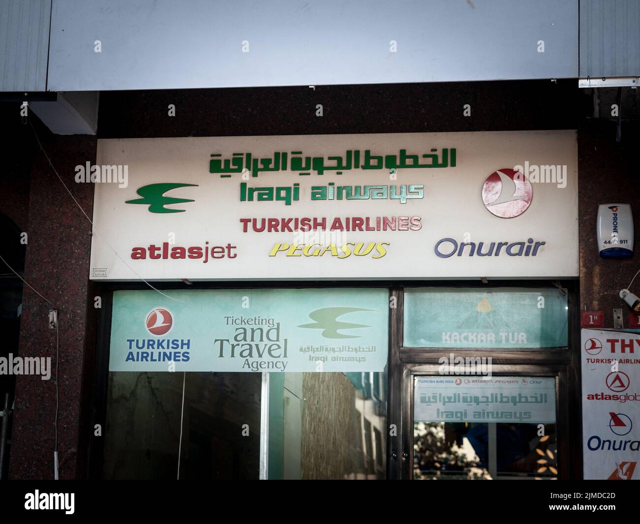 Bild eines Schildes mit dem Logo von iraqi Airways, aufgenommen in ihrem Büro für istanbul, Türkei. Die Iraqi Airways Company, die als Iraqi Airways tätig ist, ist die Stockfoto