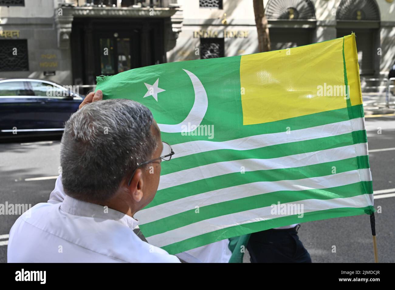 London, Großbritannien. 5. August 2022. Die Kashmiri-Gemeinschaft protestiert seit mehr als 70 Jahren gegen das illegale Massaker an der indischen Besatzung durch Jammu Kaschmir und #YasinMalik im Hungerstreik für Gerechtigkeit und für alle politischen Gefangenen aus Kaschmir außerhalb der indischen hochkommission, London, Großbritannien. 5.. August 2022. Kredit: Siehe Li/Picture Capital/Alamy Live News Kredit: Siehe Li/Picture Capital/Alamy Live News Stockfoto