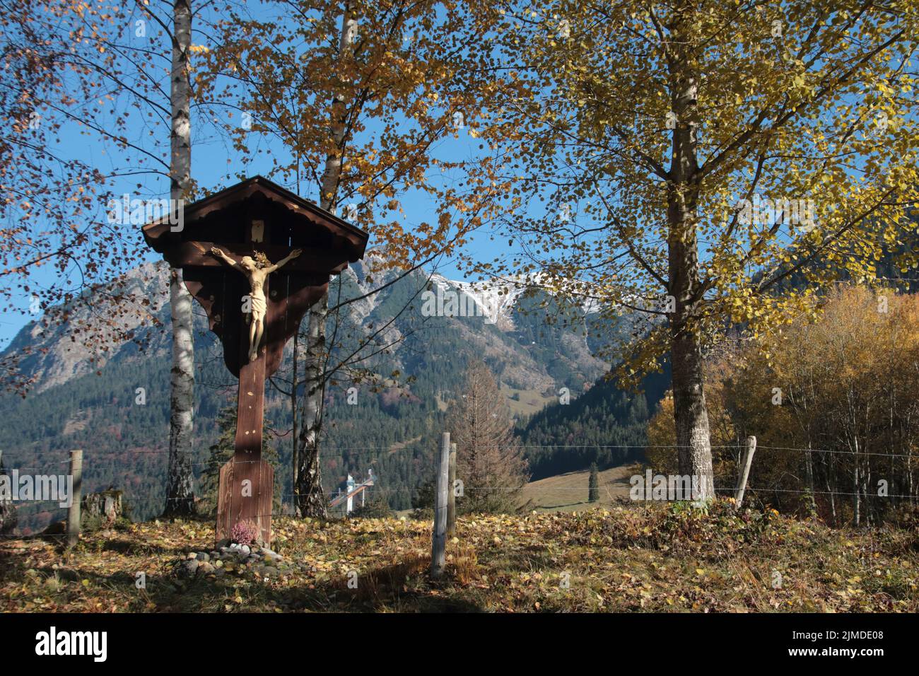 Christlicher Schrein am Wegesrand im Herbst Stockfoto