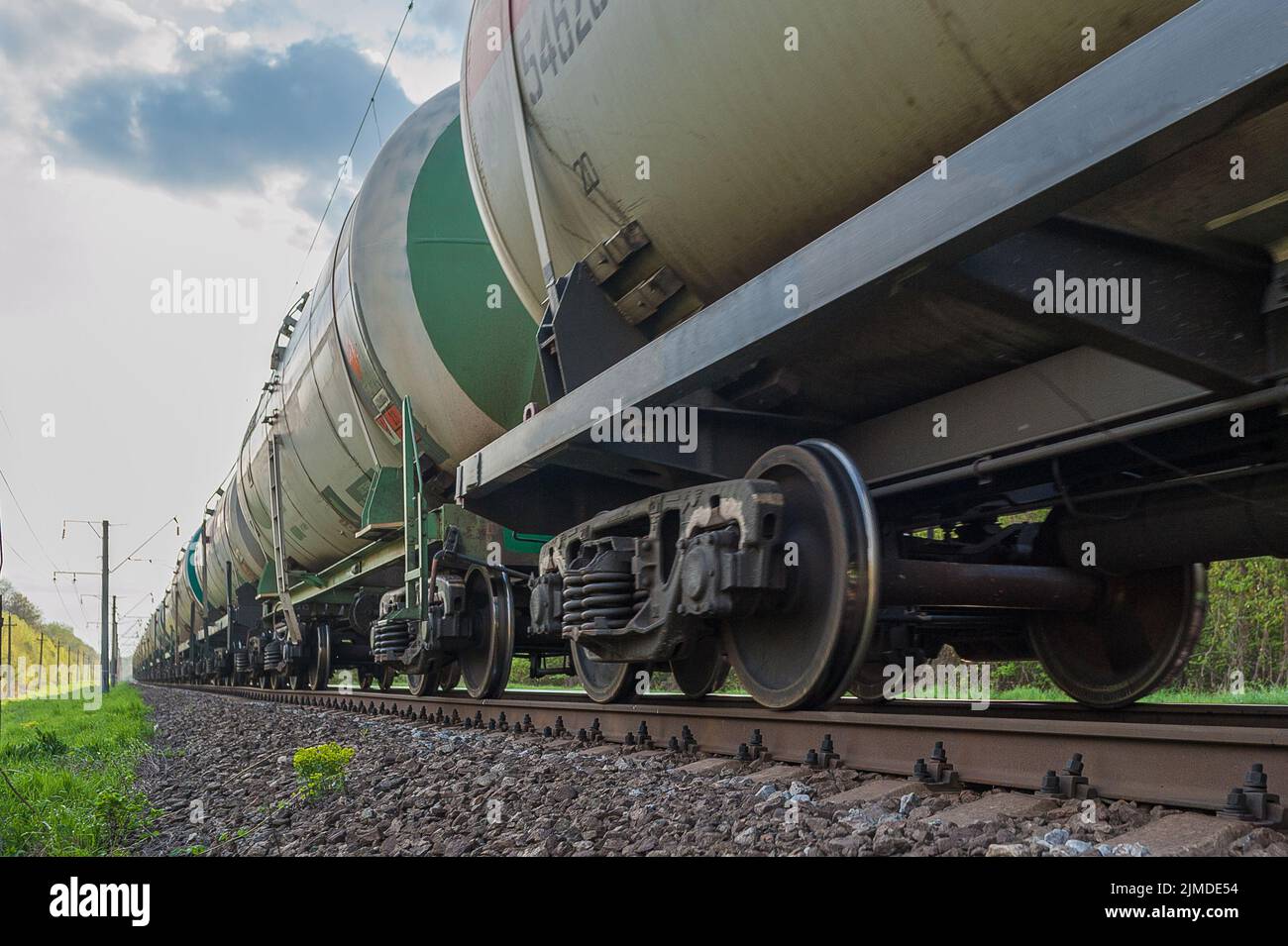 Große Kesselwagen bewegen sich auf der permanenten Schiene der Eisenbahn Stockfoto