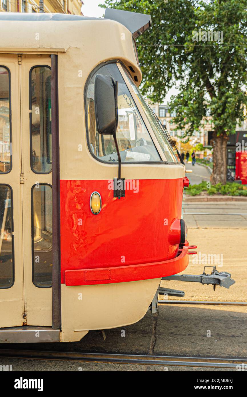 Seitenansicht der Kabine und Vordertüren einer alten, roten, tschechoslowakischen Straßenbahn nach der Reparatur Stockfoto