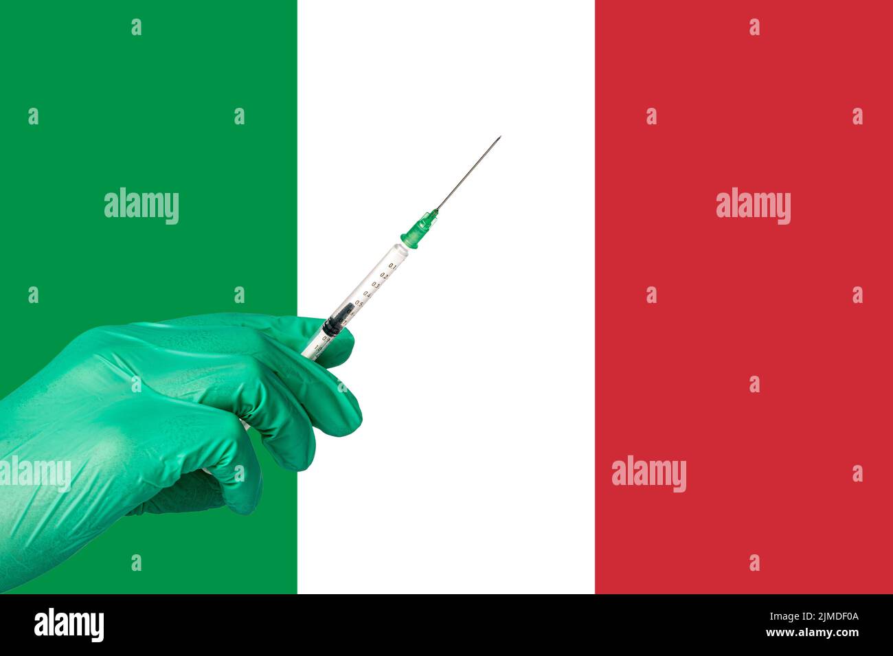 Corona-Impfung vor einer italienischen Flagge Stockfoto