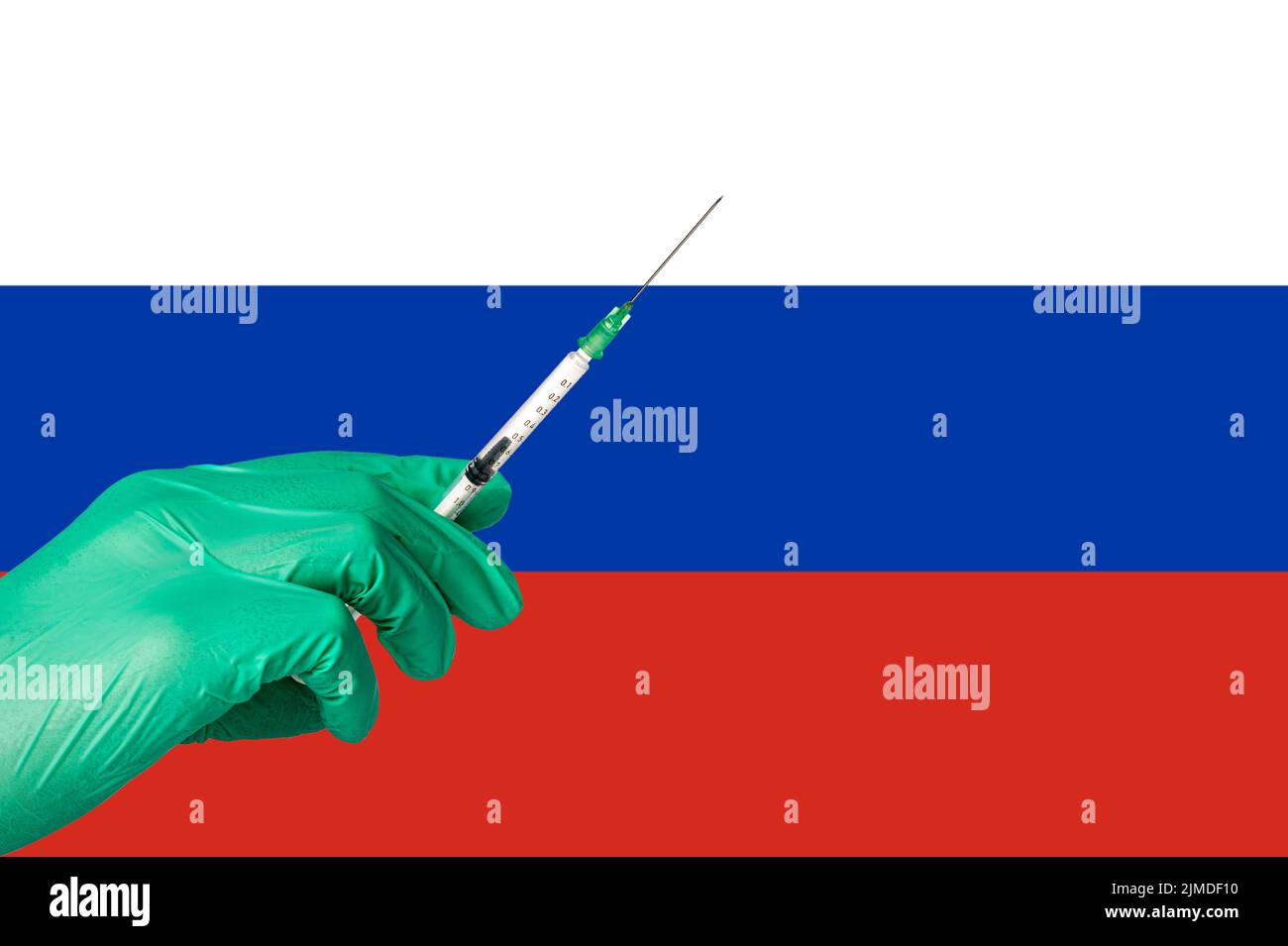 Corona-Impfung vor einer russischen Flagge Stockfoto