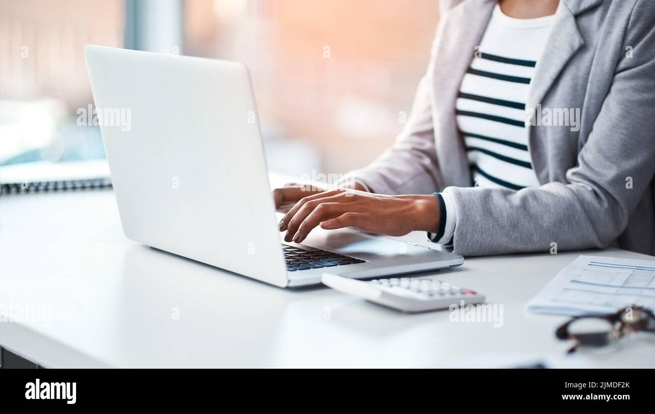 Buchhalterin tippt in ihrem Büro auf einem Laptop oder recherchiert im Internet, während sie an einem Schreibtisch sitzt. Nahaufnahme eines Finanzberaters, der arbeitet Stockfoto