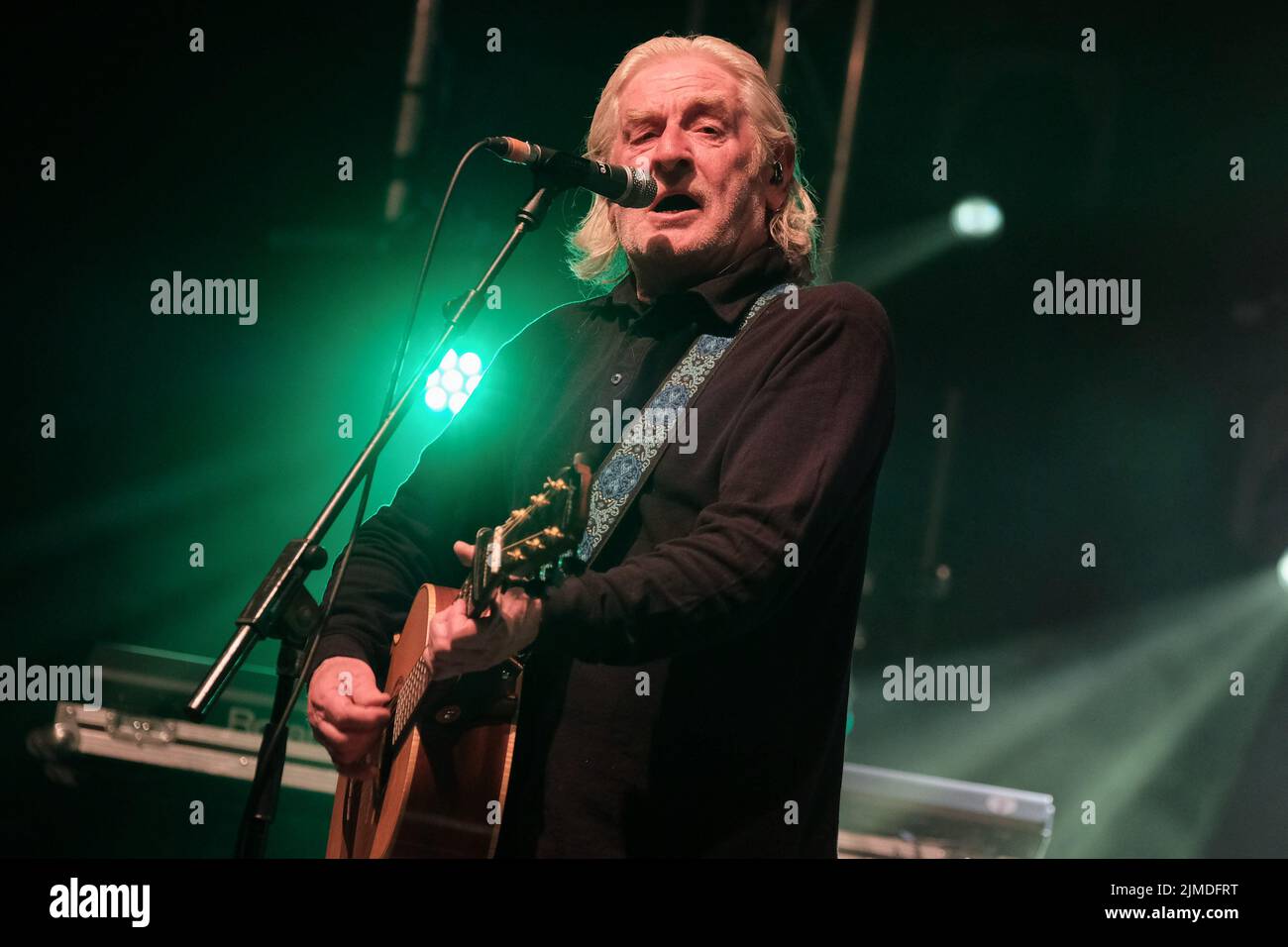 Wickham, Großbritannien. 05. August 2022. Davy Carton, Singer-Songwriter, Rhythmusgitarrist, Leadsänger und Mitbegründer der irischen Rockband The Saw Doctors, spielte live auf der Bühne des Wickham Festivals, Hampshire. Kredit: SOPA Images Limited/Alamy Live Nachrichten Stockfoto