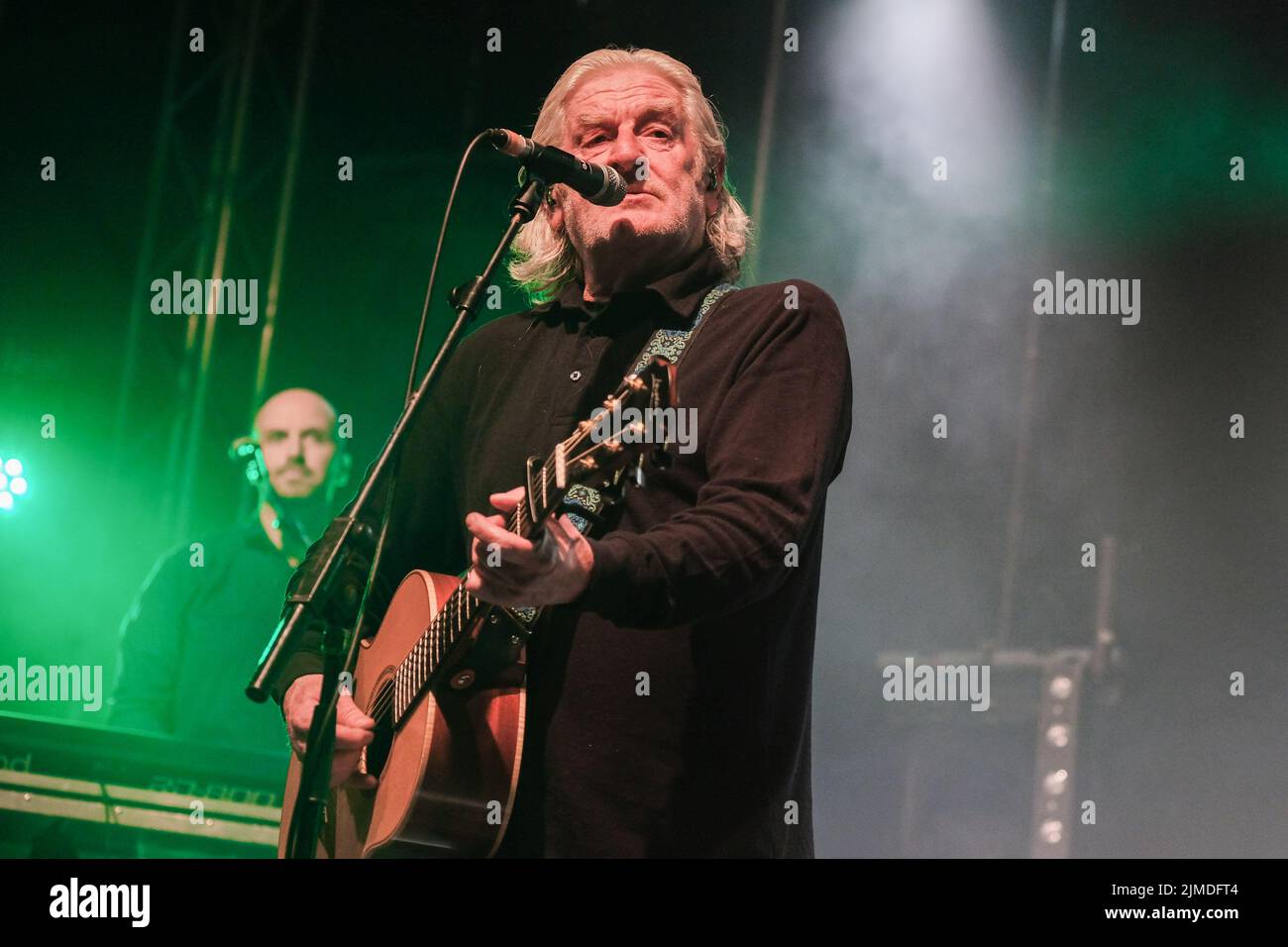 Wickham, Großbritannien. 05. August 2022. Davy Carton, Singer-Songwriter, Rhythmusgitarrist, Leadsänger und Mitbegründer der irischen Rockband The Saw Doctors, spielte live auf der Bühne des Wickham Festivals, Hampshire. Kredit: SOPA Images Limited/Alamy Live Nachrichten Stockfoto