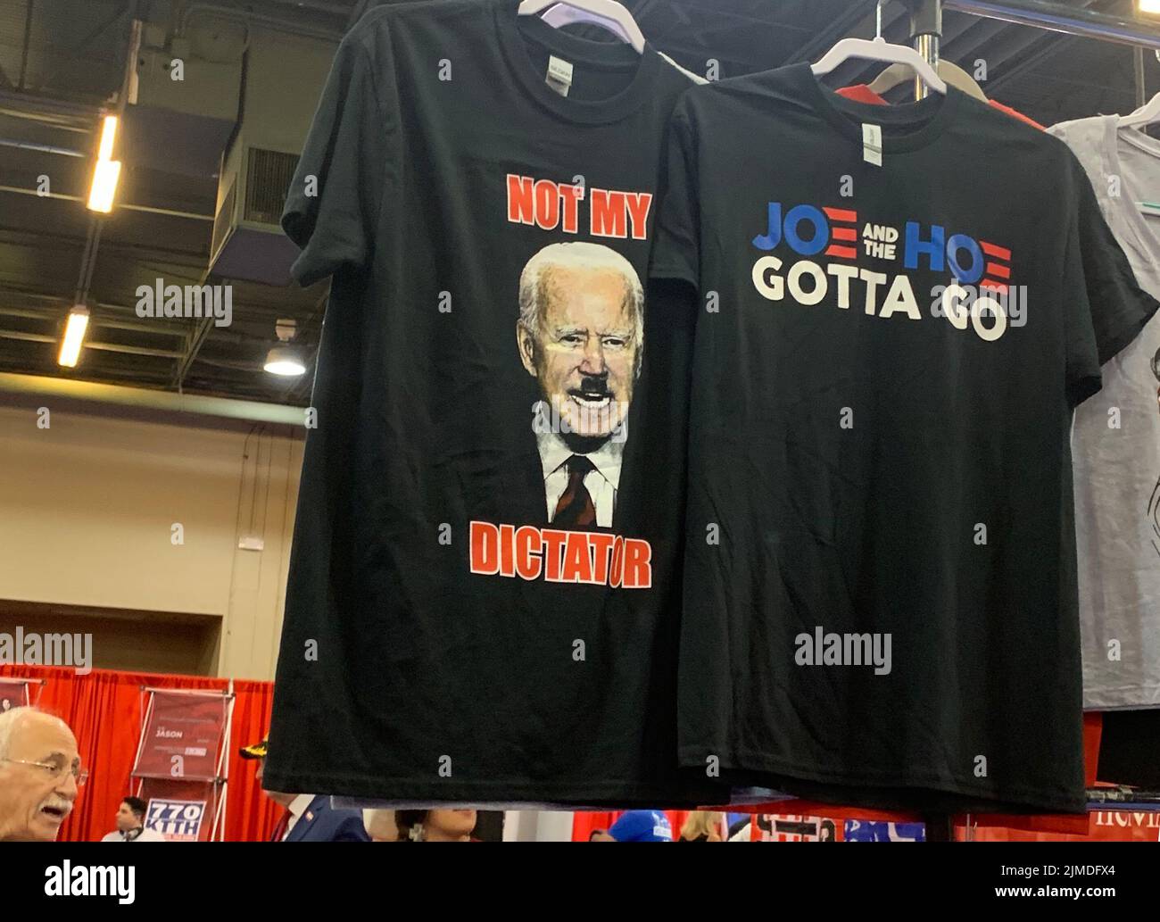 Dallas, USA. 05. August 2022. Ein T-Shirt mit dem Gesicht von Joe Biden, der einen Hitler-Schnurrbart trägt, wird an einem Stand auf der CPAC-Konferenz zum Verkauf angeboten. Hunderte von Menschen versammelten sich in der US-Metropole zu einer Konferenz der rechten Konservativen. In den Fluren außerhalb der Halle mit der Hauptbühne verkauften Stände Fanartikel des ehemaligen US-Präsidenten Trump. (To dpa ''We love Trump': Cheers and Agitation at Conference in Texas') Quelle: Julia Naue/dpa/Alamy Live News Stockfoto