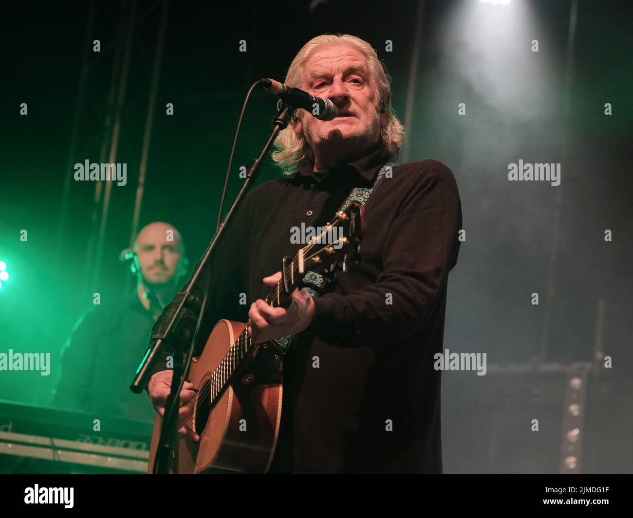 Wickham, Großbritannien. 05. August 2022. Davy Carton, Singer-Songwriter, Rhythmusgitarrist, Leadsänger und Mitbegründer der irischen Rockband The Saw Doctors, spielte live auf der Bühne des Wickham Festivals, Hampshire. (Foto von Dawn Fletcher-Park/SOPA Images/Sipa USA) Quelle: SIPA USA/Alamy Live News Stockfoto