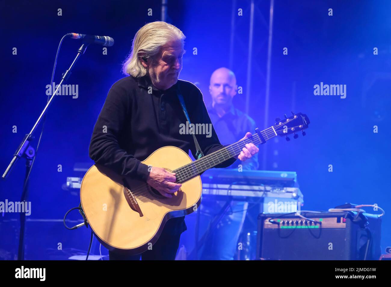 Wickham, Großbritannien. 05. August 2022. Davy Carton, Singer-Songwriter, Rhythmusgitarrist, Leadsänger und Mitbegründer der irischen Rockband The Saw Doctors, spielte live auf der Bühne des Wickham Festivals, Hampshire. (Foto von Dawn Fletcher-Park/SOPA Images/Sipa USA) Quelle: SIPA USA/Alamy Live News Stockfoto