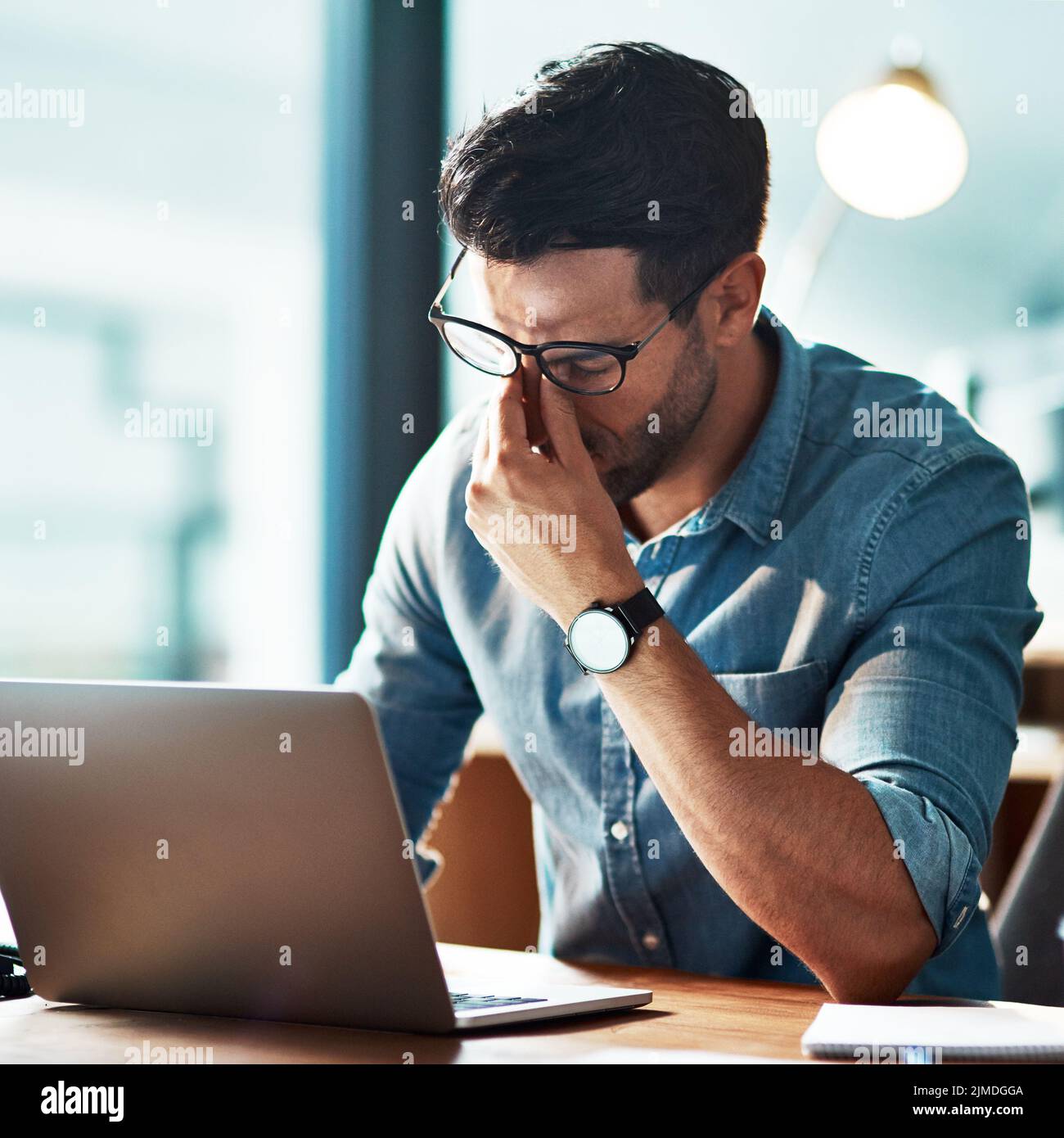 Stress, Schmerzen und Augenbelastung durch die stundenlange Arbeit am Laptop, die Kopfschmerzen, Sehstörungen und Sehstörungen verursacht. Burnout, müde und überfordert jung Stockfoto