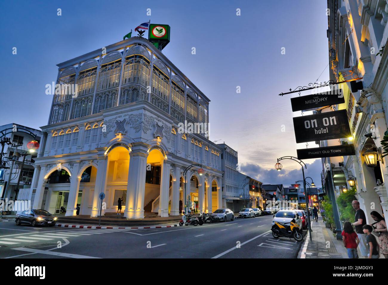 Phang-Nga Road in der Altstadt von Phuket Town in der Abenddämmerung, mit Kasikorn Bank auf der linken Seite, rechts, On Hotel (Erinnerungen an On On On Boutique Hotel) Stockfoto